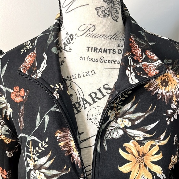 BAR lll WOMAN’S RUFFLED FLORAL ZIPPERED JACKET SIZE MEDIUM - Picture 3 of 13
